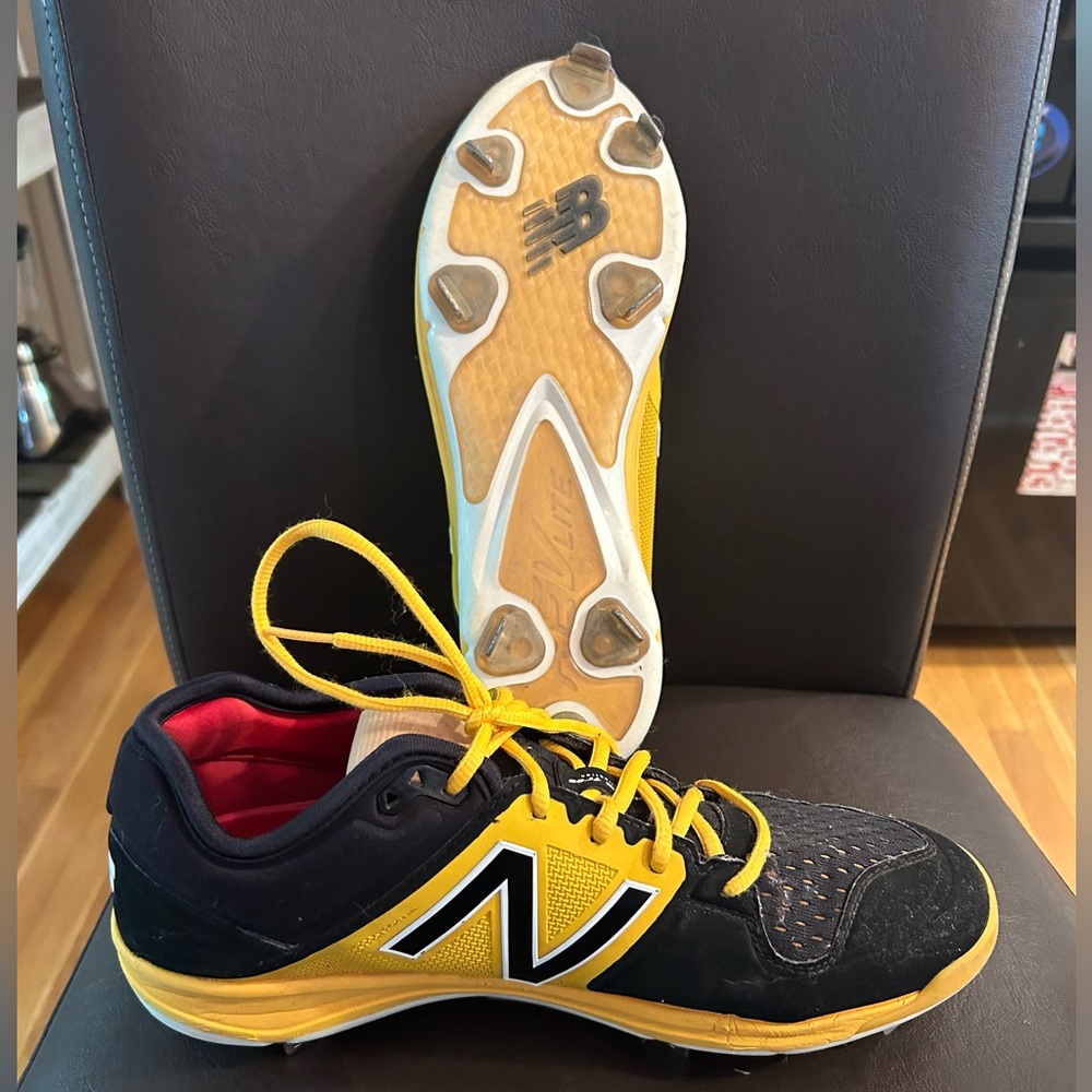 New balance men’s metal baseball cleats size 9.5